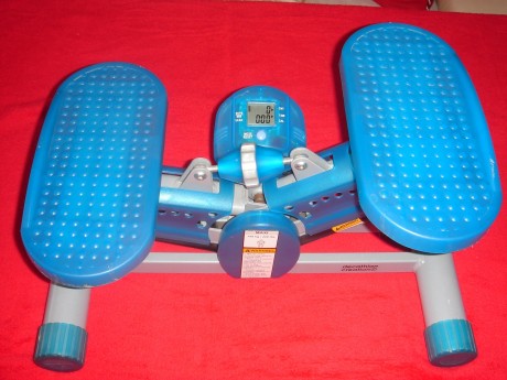 Aparato de gimnasia para fortalecer las extremedidades inferiores, marca Domyos, modelo ST-330 con consola 00