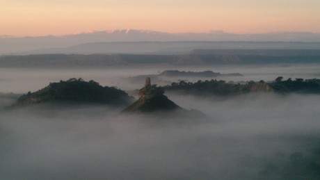 Hoy la niebla solo me ha permitido "disparar" la cámara,  niebla y una "gitana" de 100