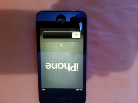 hola el movil esta usado,pero en muy buen estado la pantalla esta perfecta es negro y nada menos que de 00