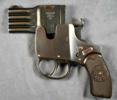 en un recorrido en internet encontre un arma muy extraña y peculiar, por lo que veo parese un revolverpeuqeño 00