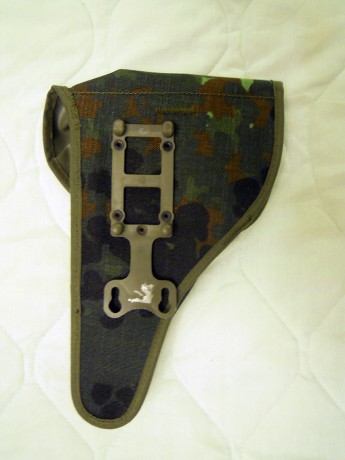 Alguien puede decirme que pieza le falta a esta funda de P1, del ejercito aleman, o como se llama, para 00