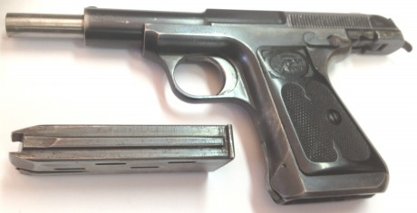 Buenas noches, compañeros :-)

¿Conoce o sabe alguien de una pistola de la marca INDIAN del 7,65?.

Es 51