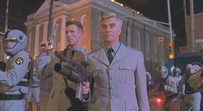 Compañeros,

En vista de las ganas de algunos (Elcafe, Wilcow, Vrakk, etc) por adivinar armas de películas 70