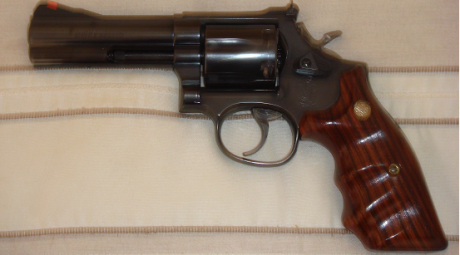 El estado del revolver es impecable. Está guíado en "F". Precio: 375 €. El porte está incluído 00