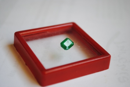 Hola alguien del foro sabe o controla de piedras preciosas. tengo dos esmeraldas y un rubi .
no se quien 02