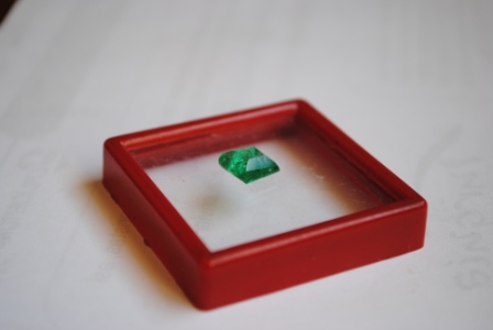Hola alguien del foro sabe o controla de piedras preciosas. tengo dos esmeraldas y un rubi .
no se quien 01