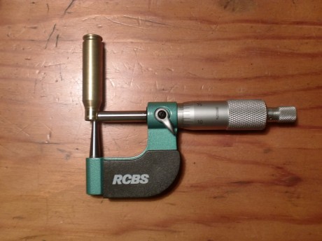 Pues usando un “neck turning” tool, cual rasca un poco del latón del cuello para dejar un grosor  uniforme 20