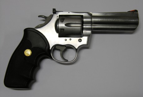 Vendo revolver Colt King Cobra, cal.375Mag. Báscula, cañón y tambor cromado. Cachas de plástico anatómicas. 01