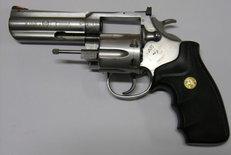 Vendo revolver Colt King Cobra, cal.375Mag. Báscula, cañón y tambor cromado. Cachas de plástico anatómicas. 00