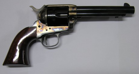 Vendo revolver marca A.Uberti, cal.375Mag. Cacha de madera. Cañón y tambor negros. Báscula jaspeado español. 01