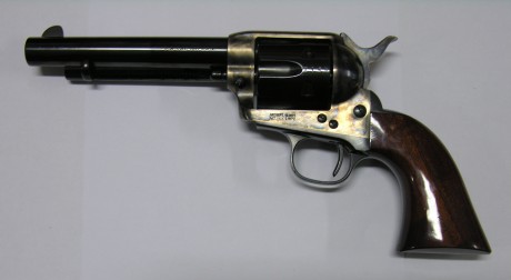 Vendo revolver marca A.Uberti, cal.375Mag. Cacha de madera. Cañón y tambor negros. Báscula jaspeado español. 00