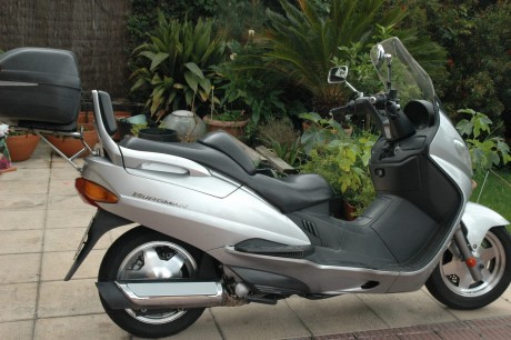 VENDO MOTO SUZUKI BURGMAN 250 ,RECIEN REVISADA ,ITV 2014 ,CAMBIO COMPLETO CONJUNTO EMBRAGUE NUEVO ,BATERIA 02