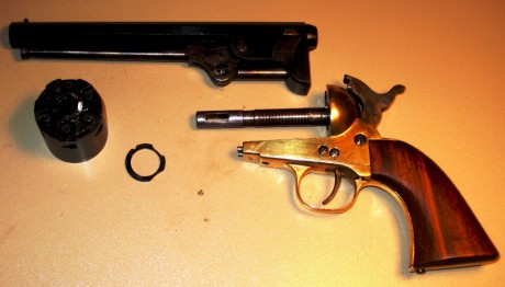 Alguien sabe,por curiosidad, porque las replicas colt, por ejemplo de PIETTA,son bastantes mas baratas 121