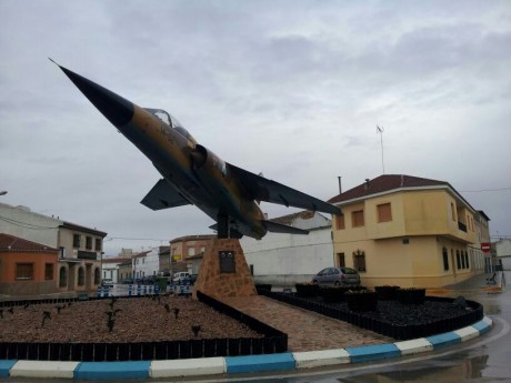 Propongo un post a ver si tiene viabilidad, se trata de poner fotos de vehiculos militares a modo de monumentos 00