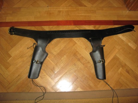 Vendo cartuchera doble de cuero, estilo Farwest nueva sin uso. Precio 85 euros, portes no incluidos 01