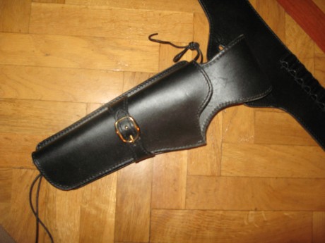Vendo cartuchera doble de cuero, estilo Farwest nueva sin uso. Precio 85 euros, portes no incluidos 00