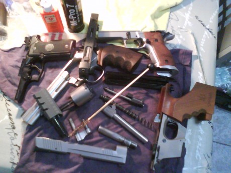 Este domingo se me ha ocurrido limpiar las armas asi que empieza el zafarrancho. :idea:  
 DSC00014.JPG 01