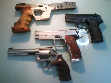 Este domingo se me ha ocurrido limpiar las armas asi que empieza el zafarrancho. :idea:  
 DSC00014.JPG 00