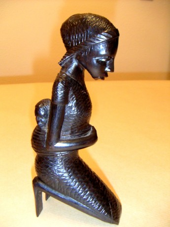 (VENDIDA) Estatuilla Chuabo, Representa la Matriarca, la mujer está en posición de oración, con su hijo 00