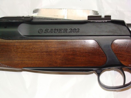 Vendo un Sauer 202 Clasic,calibre 7mmRMAG,con bases tipo Waver y dispareador de pelo.
El rifle esta totalmente 02