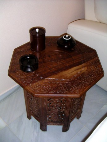  MESA MAKONDE 

.- Procendecia: Mozambique, Arte Makonde típico de las provincias de Nampula y Cabo Delgado.

.- 01