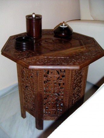  MESA MAKONDE 

.- Procendecia: Mozambique, Arte Makonde típico de las provincias de Nampula y Cabo Delgado.

.- 00