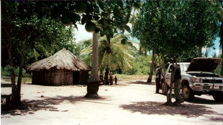  MESA MAKONDE 

.- Procendecia: Mozambique, Arte Makonde típico de las provincias de Nampula y Cabo Delgado.

.- 11