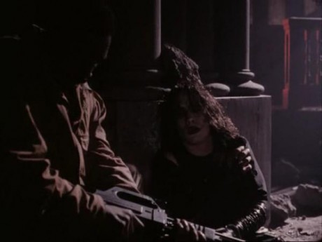 Compañeros,

En vista de las ganas de algunos (Elcafe, Wilcow, Vrakk, etc) por adivinar armas de películas 90