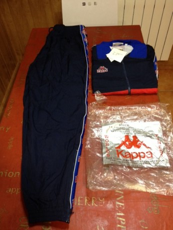 Buenas tardes tengo un chandal talla XL es ofial de FC BARCELONA,pero no tiene los escudos cosidos,los 02
