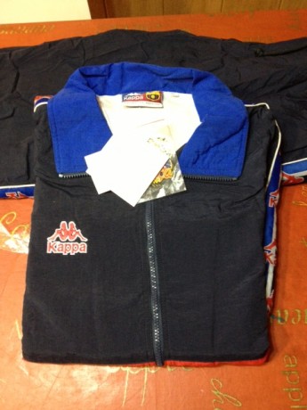 Buenas tardes tengo un chandal talla XL es ofial de FC BARCELONA,pero no tiene los escudos cosidos,los 01
