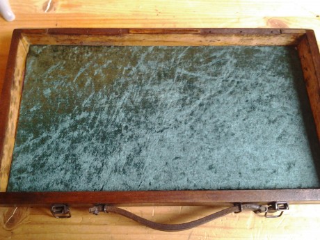 Me han regalado una caja original para la vostok que tengo, la caja está en buen estado pero las telas 82