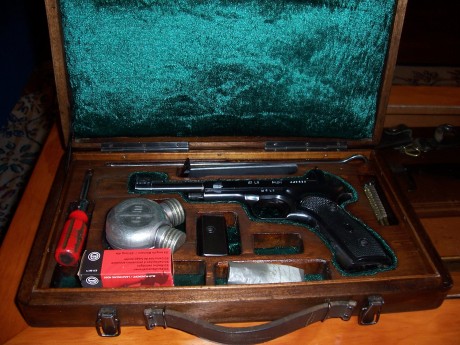 Me han regalado una caja original para la vostok que tengo, la caja está en buen estado pero las telas 100