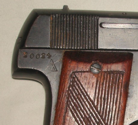 Hola,buenas:Se trata de una pistola "eibarresa" tipo "ruby".El logotipo que se puede 00