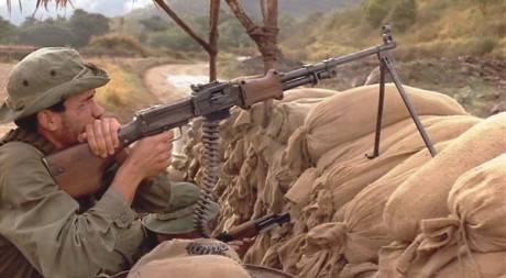 Compañeros,

En vista de las ganas de algunos (Elcafe, Wilcow, Vrakk, etc) por adivinar armas de películas 80