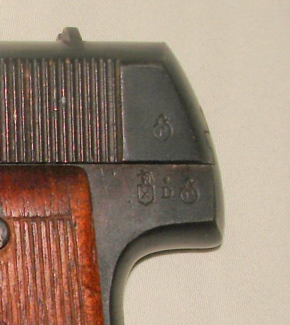 Hola,buenas:Se trata de una pistola "eibarresa" tipo "ruby".El logotipo que se puede 60