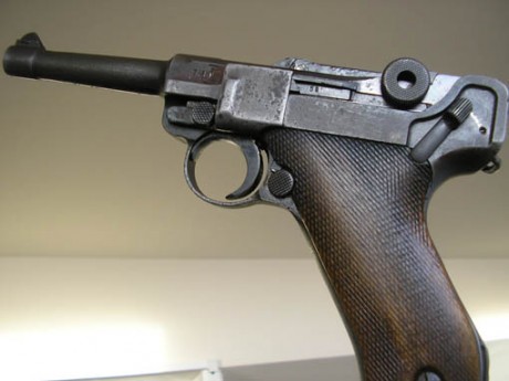 Hola:
Ya puse este anuncio anteriormente.
Os especifico un poco los datos. Es una LUGER P08, calibre 9 40