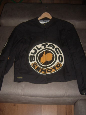 Se vende cazadora moto marca BULTACO, producto oficial.

Talla L
Color Negro
Perfecto estado

125€

Un 00
