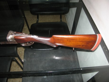 Hola , vendo paralela J.Uriguen Reno de 66 cms. de cañon y choques 18,5/18,7.
La escopeta funciona perfectamente 40