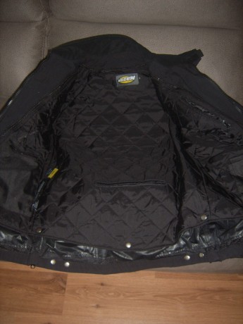 Se vende Chaqueta para moto.

-Perfecto estado
-Color negro
-Forro termico acolchado desmontable
-Multibolsillos
-Coderas 02