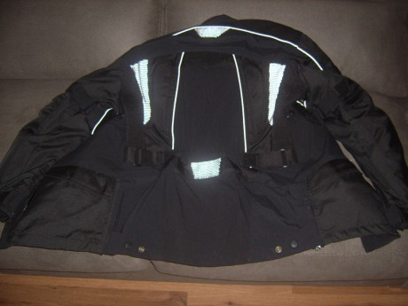 Se vende Chaqueta para moto.

-Perfecto estado
-Color negro
-Forro termico acolchado desmontable
-Multibolsillos
-Coderas 01