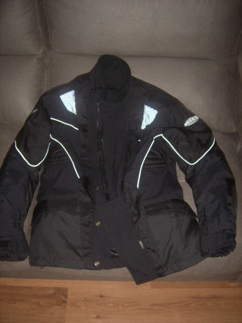 Se vende Chaqueta para moto.

-Perfecto estado
-Color negro
-Forro termico acolchado desmontable
-Multibolsillos
-Coderas 00