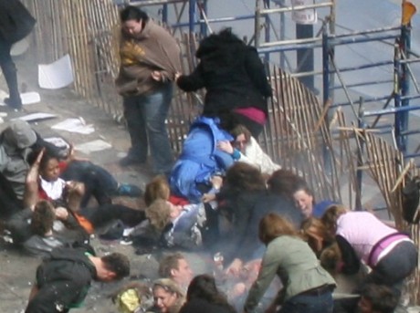   Dos explosiones dejan al menos dos muertos decenas de heridos en el Maratón de Boston  

 Según 'The 11