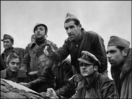  Buen corto !! pero hay una gran pega!! esos uniformes ni siquiera son españoles y esas escopetas de caza 40