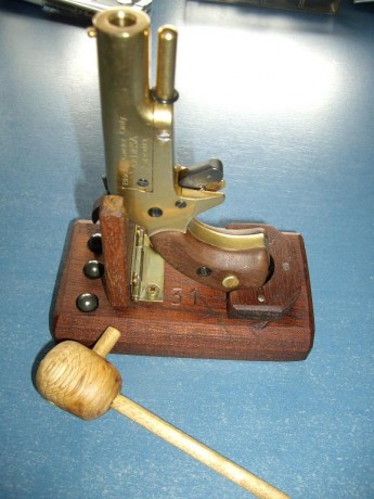  IMG_20240510_181113.jpg bancos de carga para remington y colt     30 euros y 15 euros el empistonador 160