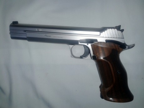 Sin lugar a dudas la pistola 9mm mas precisa de todos los tiempos es la SIG P210. Es imbatible en precisión 10