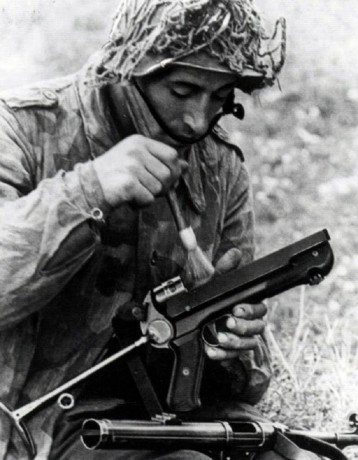 Hace unos días encontré por casualidad en una web extranjera un arma a la venta que hacía muchos años 100