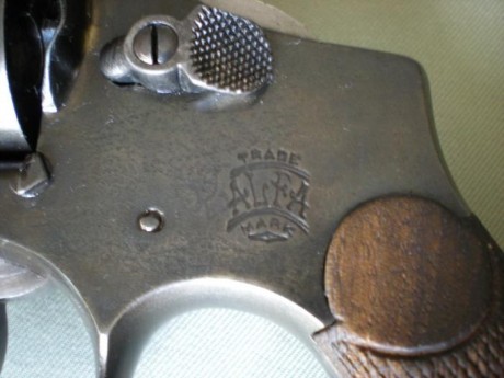 Buenos tardes:¿Alguien sabe quien pudiera ser el fabricante de este revólver?.Por lo punzones no hay duda 41