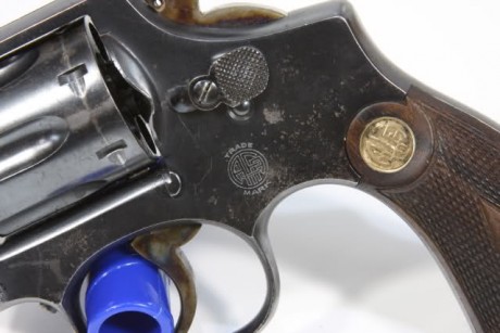 Buenos tardes:¿Alguien sabe quien pudiera ser el fabricante de este revólver?.Por lo punzones no hay duda 40