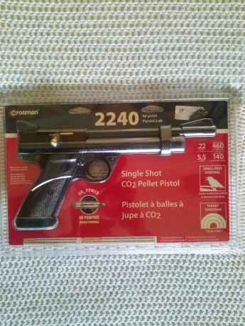 Buenos dias, compañeros, mi hijo está antojado en comprarse la pistola crosman 2240 en 5,5, va con botellas 10