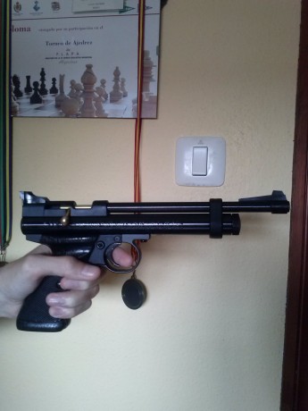 Buenos dias, compañeros, mi hijo está antojado en comprarse la pistola crosman 2240 en 5,5, va con botellas 21